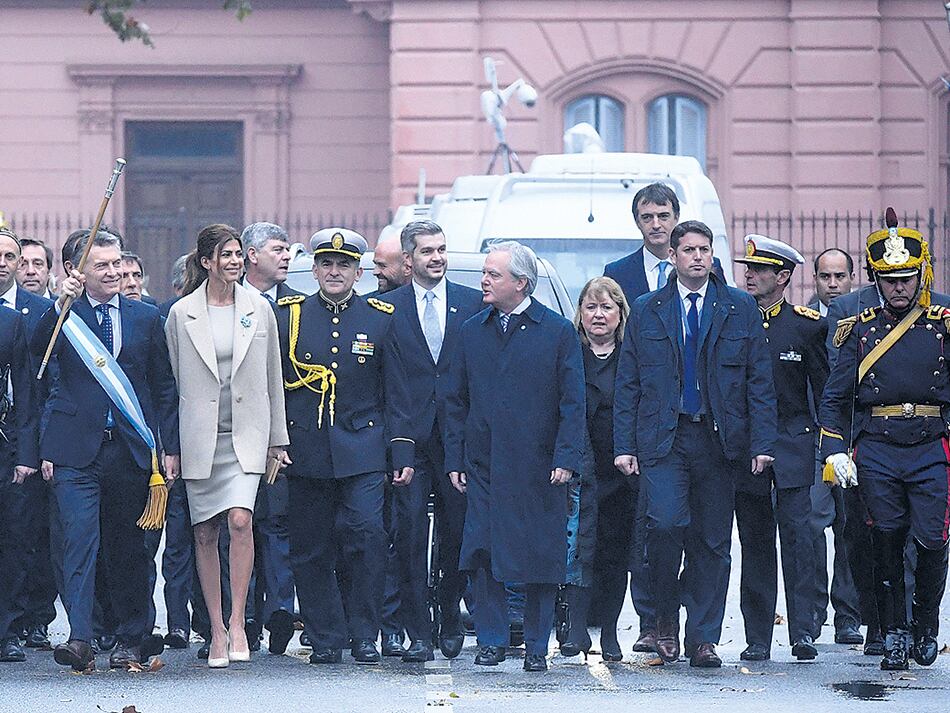 El Presidente y su equipo caminaron por una Plaza de Mayo vacía y vallada para ir a la Casa Rosada.