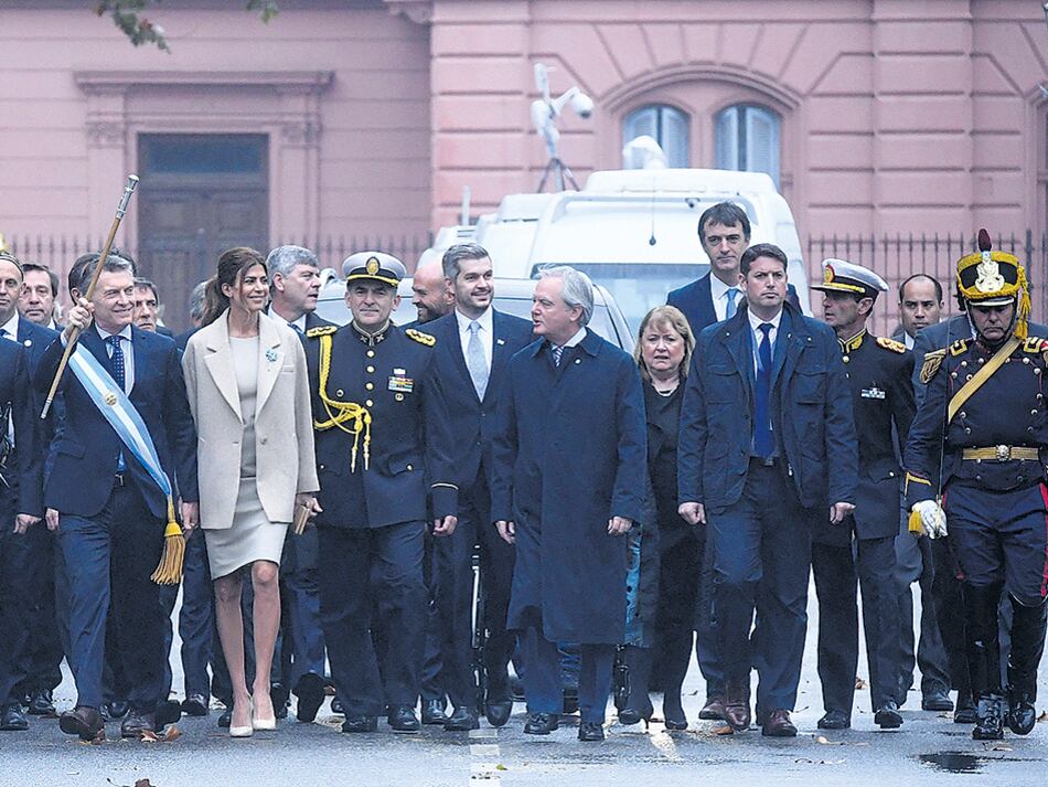 El Presidente y su equipo caminaron por una Plaza de Mayo vacía y vallada para ir a la Casa Rosada.