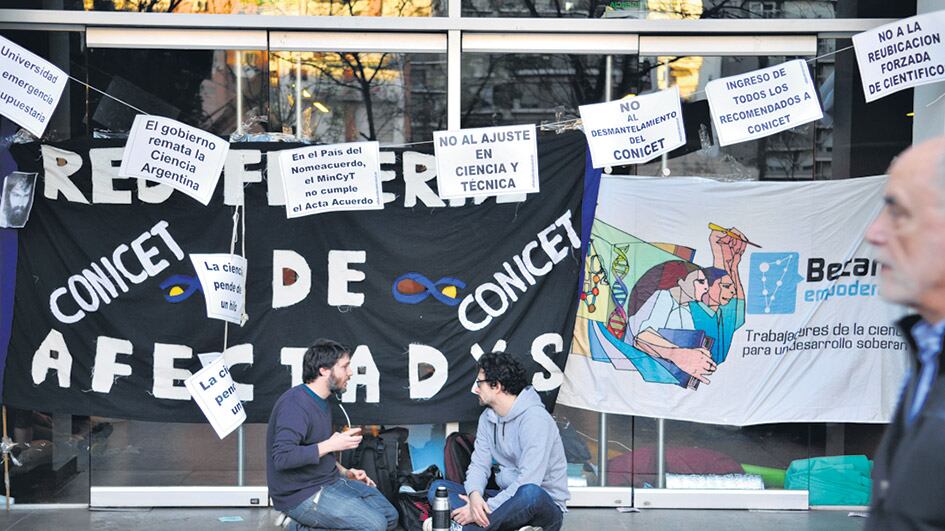 Los científicos mantienen la protesta y el ministro Barañao insiste en no dialogar.