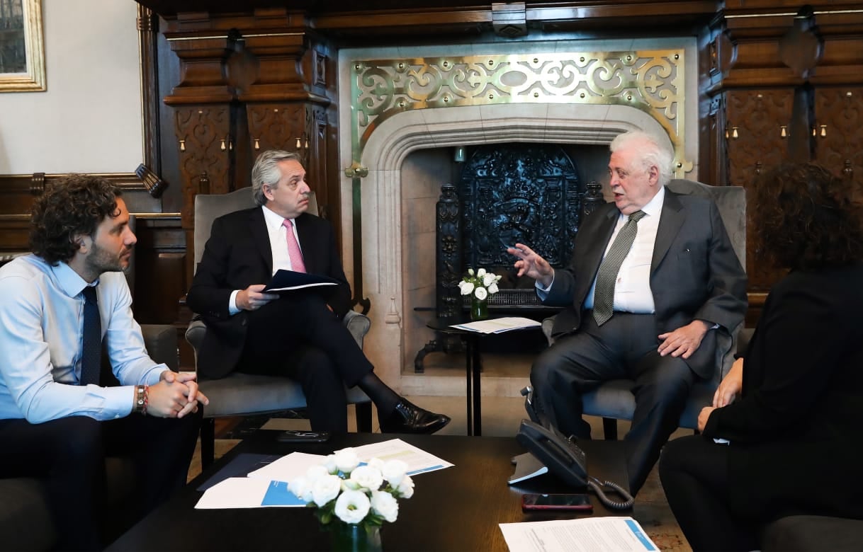 Alberto Fernández junto a Santiago Cafiero durante la reunión en la que Ginés González García le informó sobre el coronavirus.