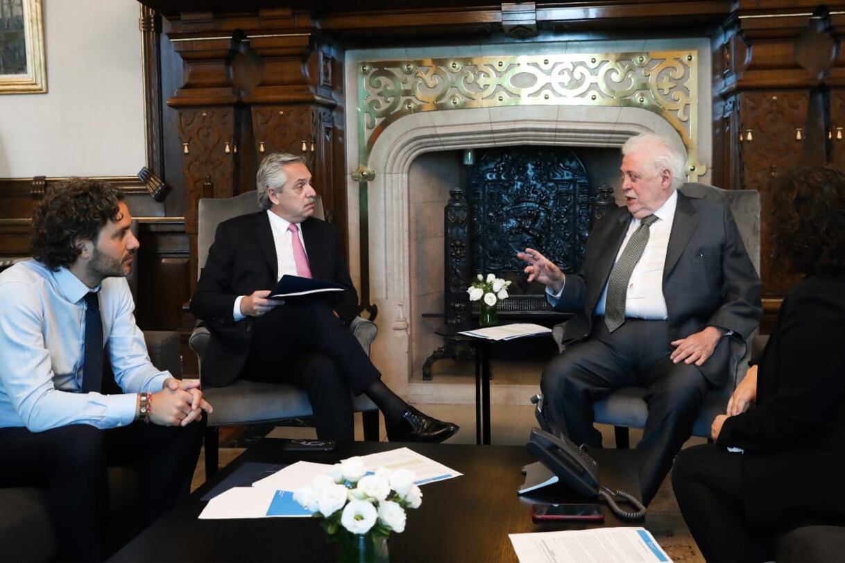 Alberto Fernández junto a Santiago Cafiero durante la reunión en la que Ginés González García le informó sobre el coronavirus.