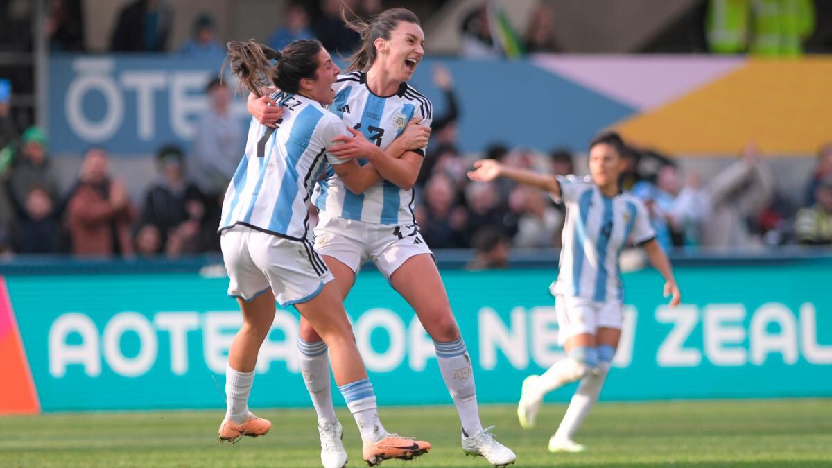 Sophia Braun festeja su gol ante Sudáfrica junto a Romina Nuñez.