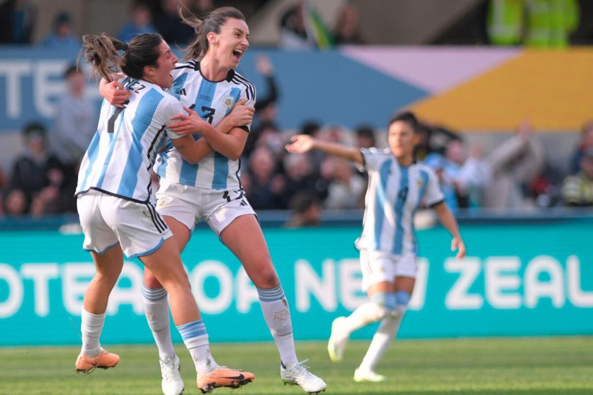 Sophia Braun festeja su gol ante Sudáfrica junto a Romina Nuñez.