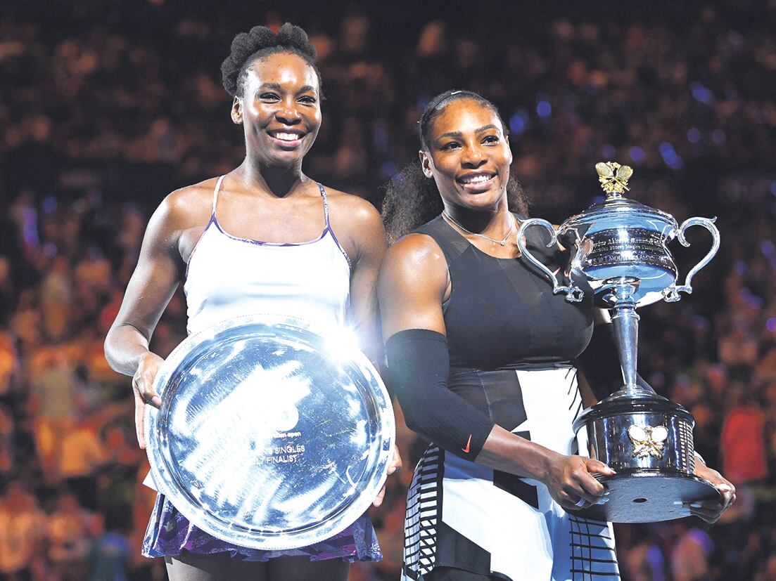 Serena festeja su triunfo por 6-4 y 6-4 sobre su hermana Venus. 