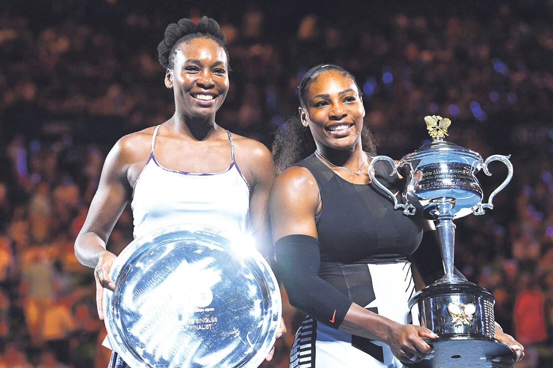 Serena festeja su triunfo por 6-4 y 6-4 sobre su hermana Venus.