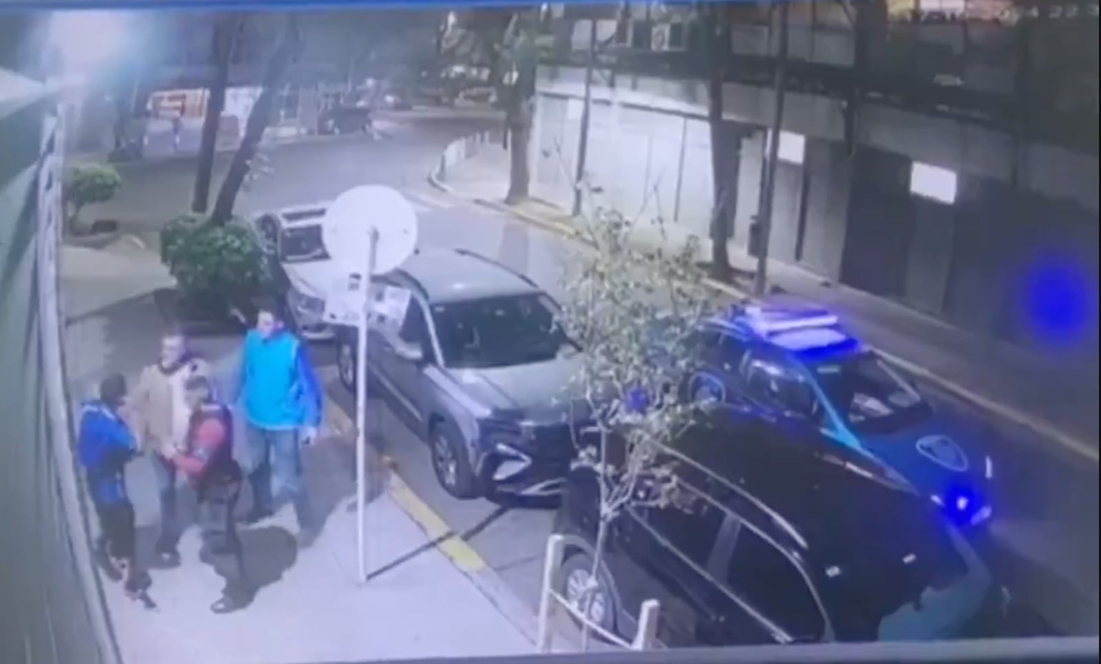 Kravetz, de campera, antes de pegarle un cachetazo a un menor de edad