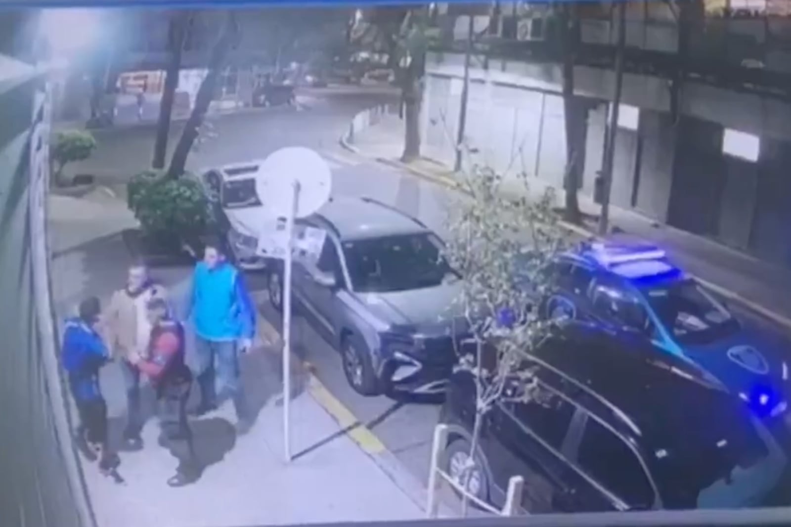 Kravetz, de campera, antes de pegarle un cachetazo a un menor de edad