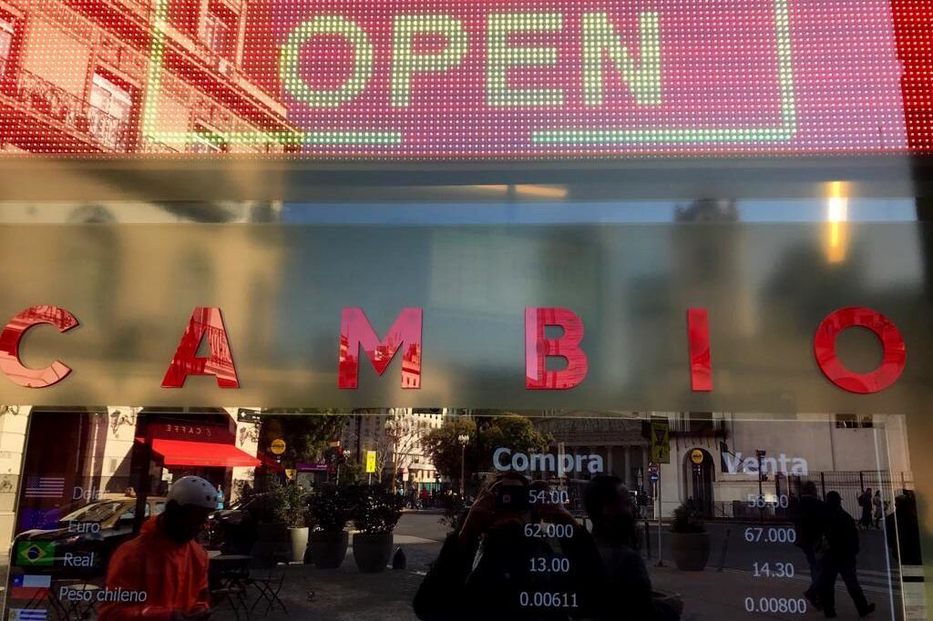 El dólar blue cerró agosto en 181,50 pesos, el menor aumento desde abril pasado.