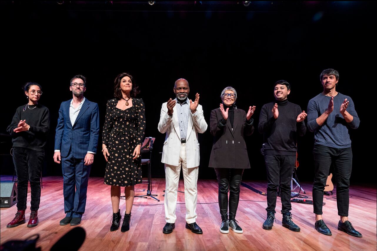 El cubano Luis Lugo, Teresa Parodi, Dolores Solá, Pablo Fraguela y Manu Sija pusieron música al homenaje.