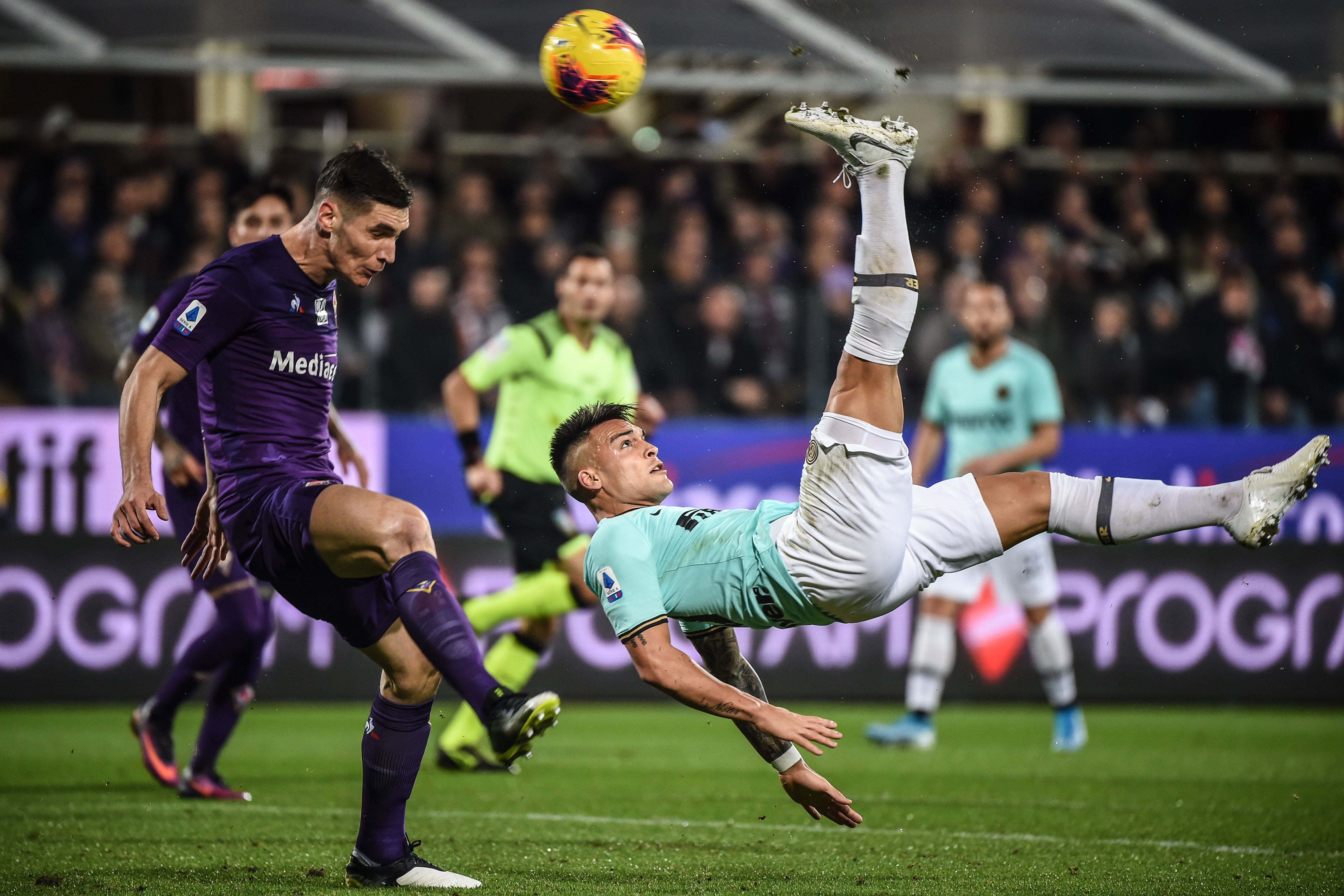 Lautaro Martínez ensaya una chilena que controló el arquero de la Fiorentina