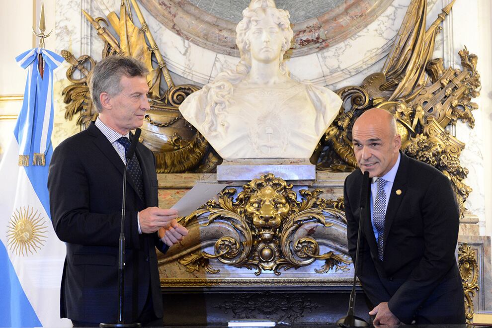 Mauricio Macri durante el juramento de su amigo y extitular de la Agencia Federal de Inteligencia, Gustavo Arribas.