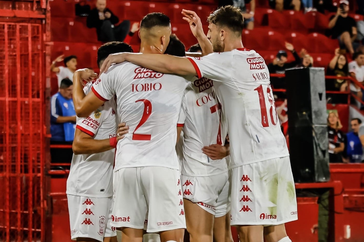 El Globo se llevó los tres puntos para salir de la negativa racha (Twitter @CAHuracan).