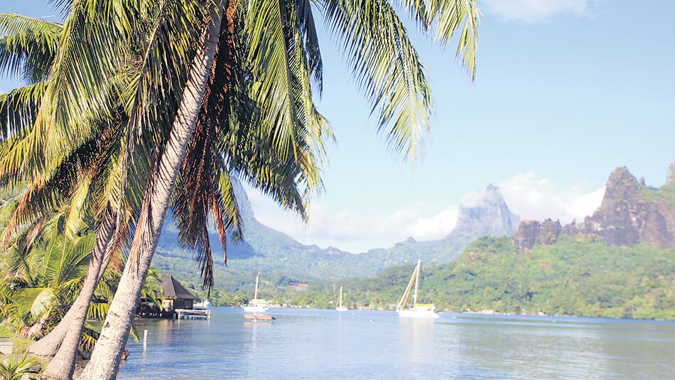 La legendaria bahía de Cook, en Moorea, enmarcada por montañas.