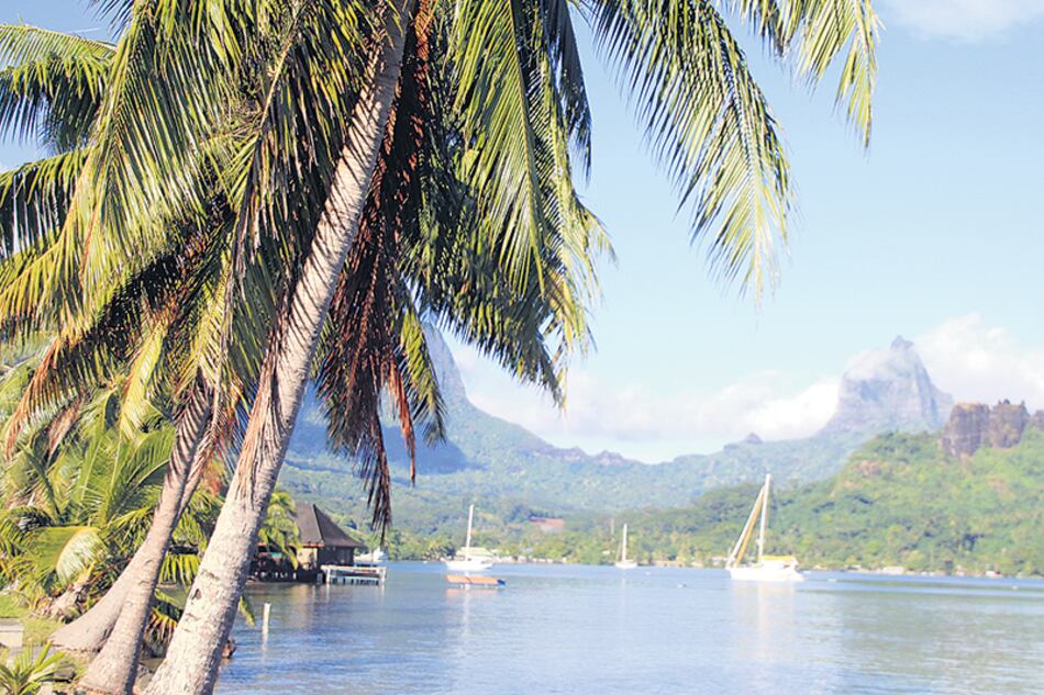 La legendaria bahía de Cook, en Moorea, enmarcada por montañas.