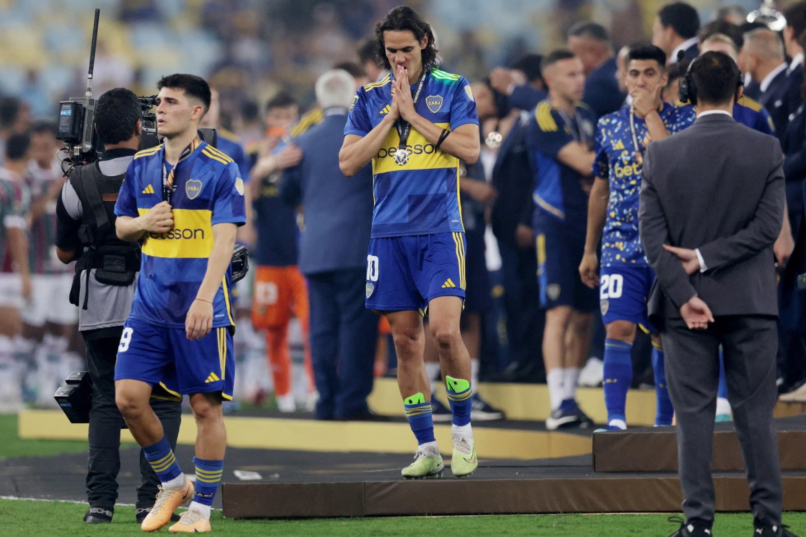 Cavani lamenta la derrota tras recibir la medalla de Plata.
