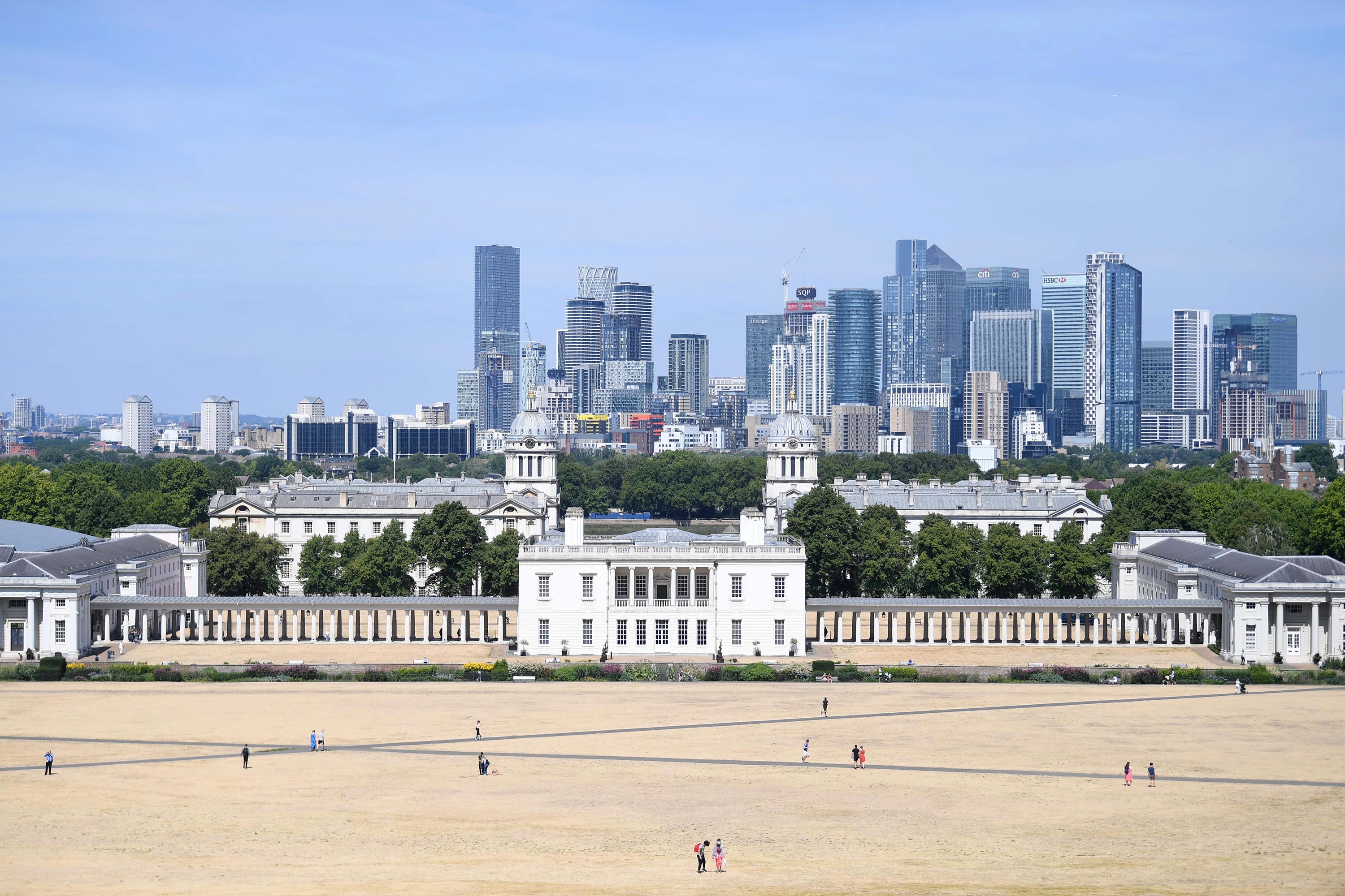  Varias personas caminan por un terreno reseco en el parque de Greenwich en Londres, Gran Bretaña. 