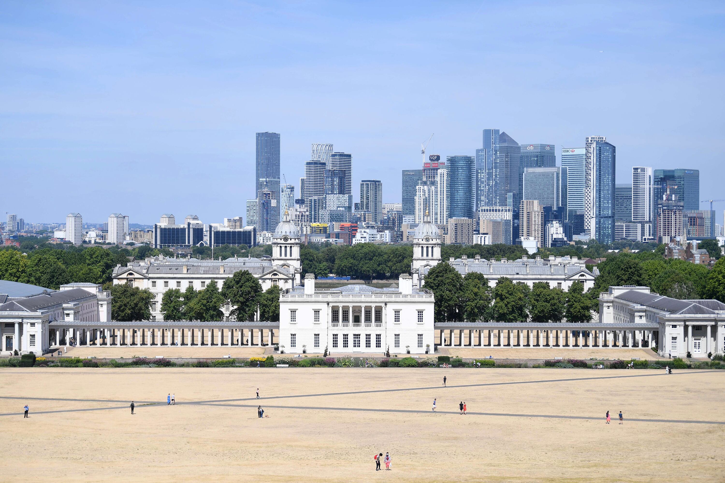 Varias personas caminan por un terreno reseco en el parque de Greenwich en Londres, Gran Bretaña.