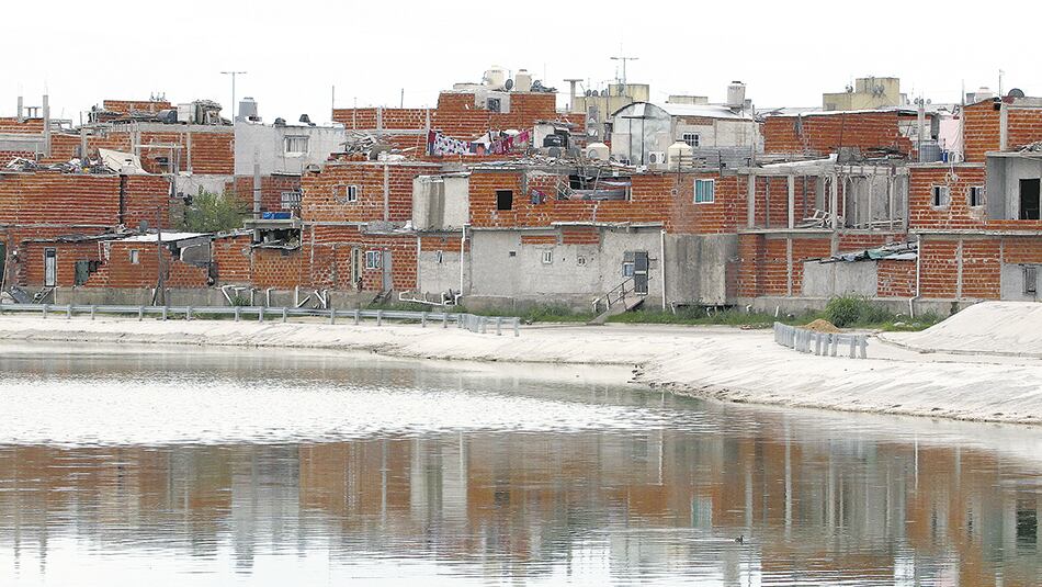 El incendio de la casilla donde vivían los damnificados ocurrió en el barrio Los Piletones.