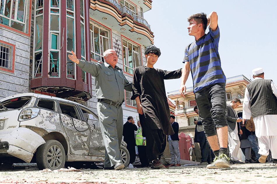 Fuerzas de seguridad inspeccionan la escena del atentado suicida.