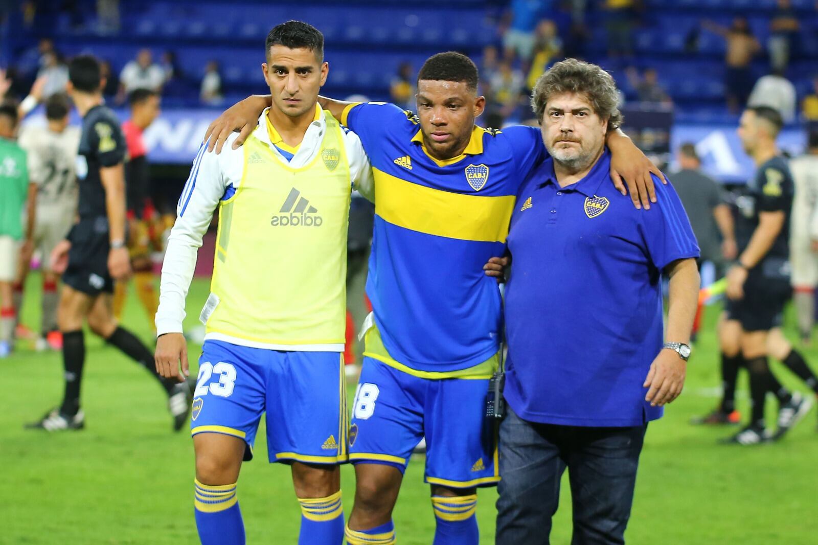 Fabra se retiró de la cancha ayudado por el Pulpo González y un colaborador.