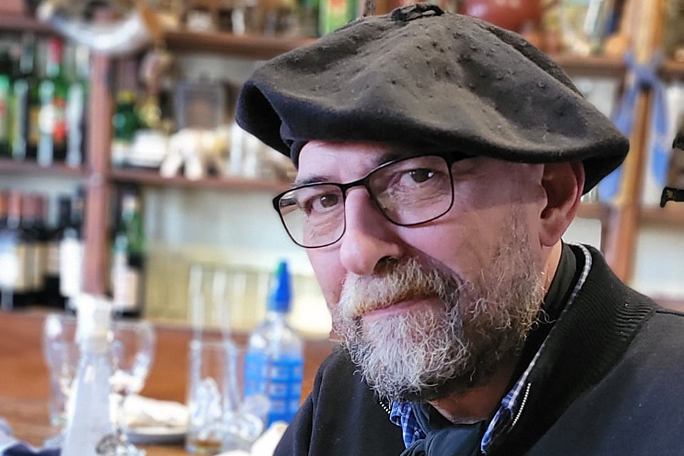 Hernando Quagliardi es abogado y escritor, ganó varios certámenes literarios. 