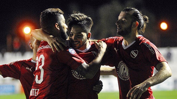 Gastón Silva y Emanuel Brítez abrazan a Martín Benítez, que marcó el primer gol del Rojo.