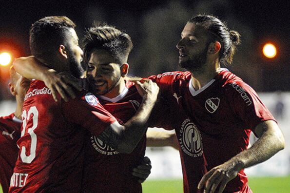 Gastón Silva y Emanuel Brítez abrazan a Martín Benítez, que marcó el primer gol del Rojo.