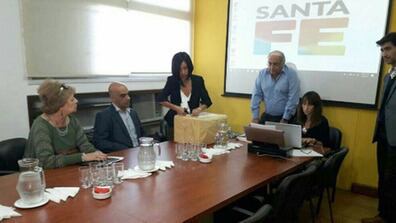 La viceministra de Infraestructura, Teresa Beren, abrió el sobre licitatorio.