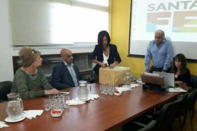 La viceministra de Infraestructura, Teresa Beren, abrió el sobre licitatorio.