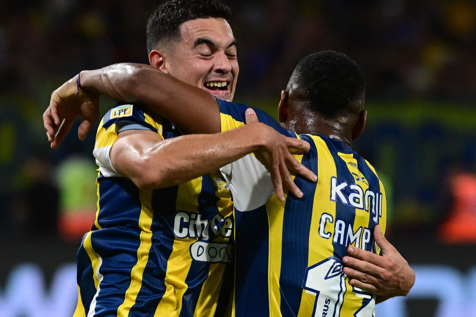 Lovera festeja su gol junto a Campaz 