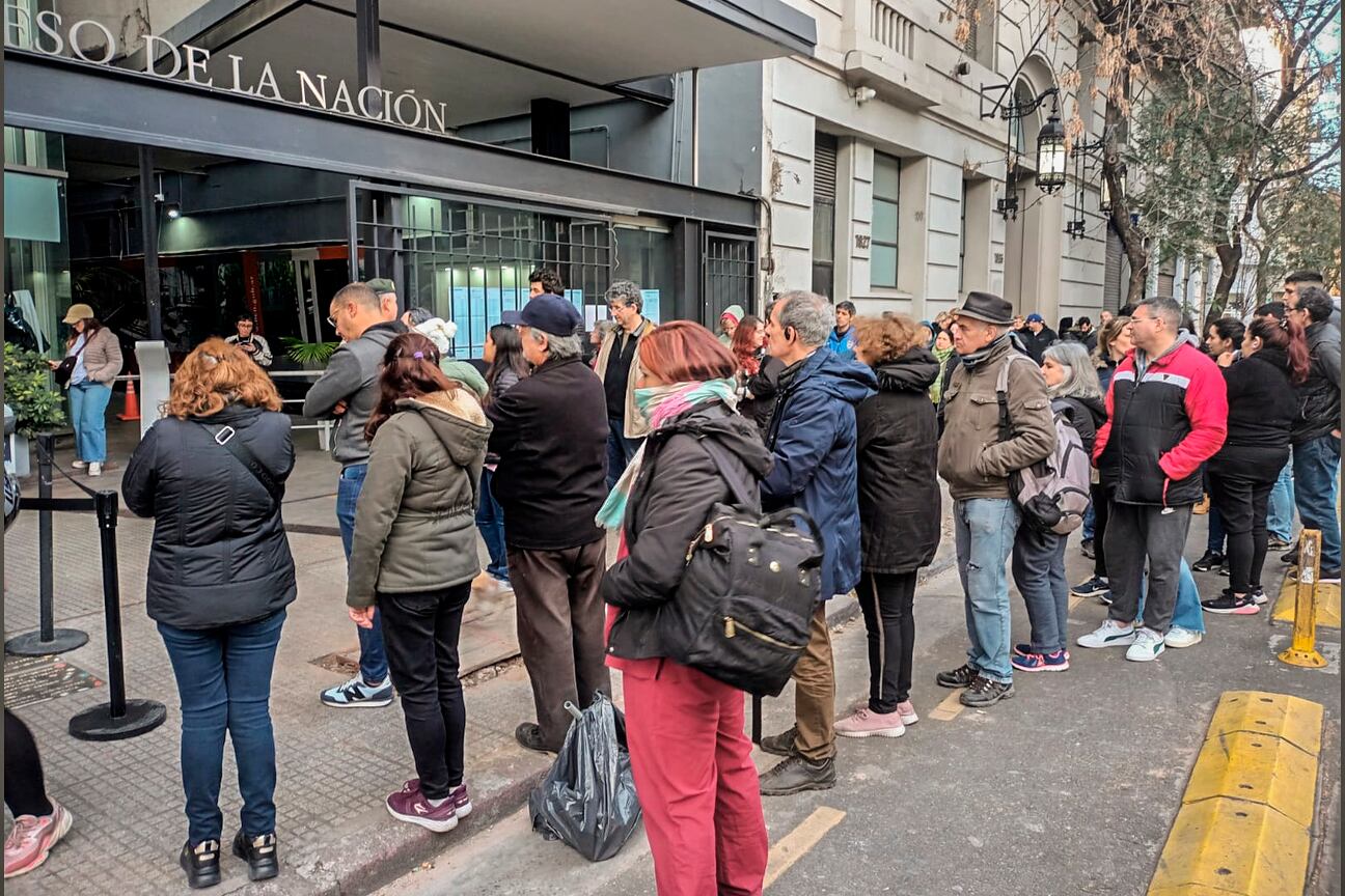 Las largas filas se replicaron en escuelas de todos los barrios de la Ciudad de Buenos Aires.