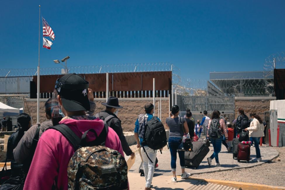 Grupo de migrantes en Tijuana acercándose a la frontera para ingresar a Estados Unidos / Alejandro Cartagena, OIM  