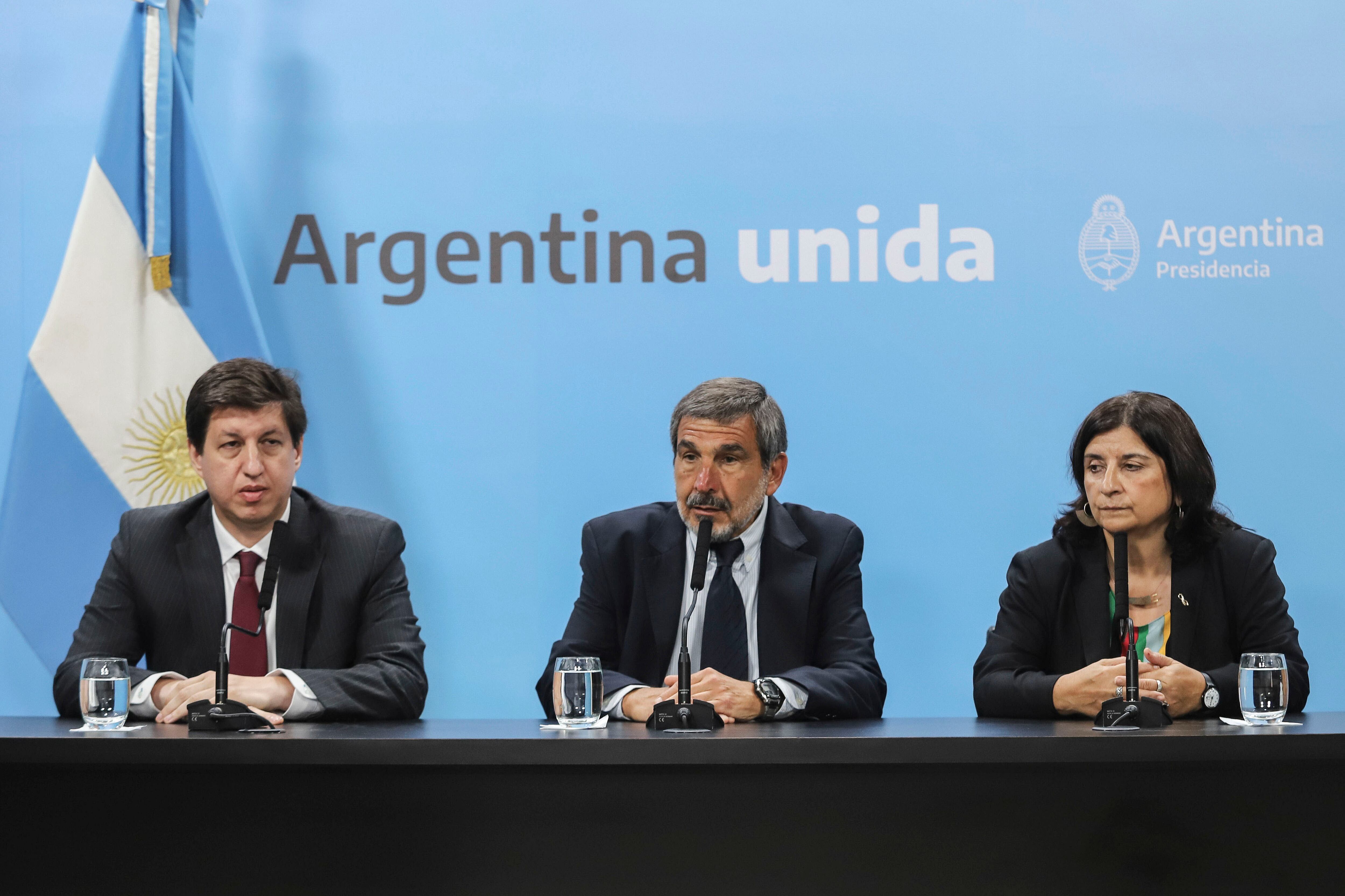 Fernando Peirano, Roberto Salvarezza y Ana Franchi, durante el anuncio.