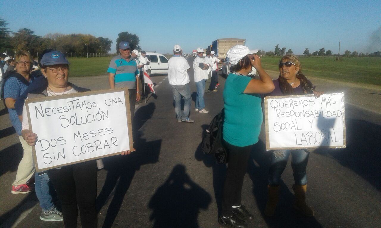 Las familias de los trabajadores salieron a la ruta para hacer visible su desesperación.