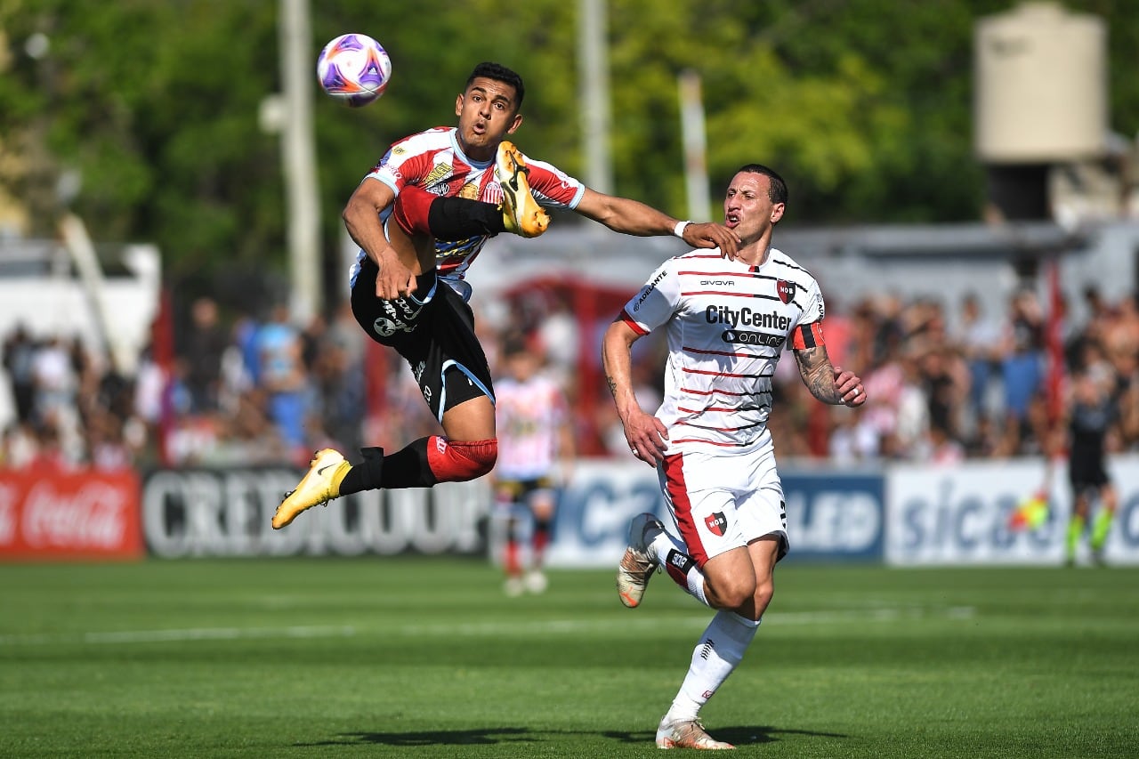 Cristian Colmán da prueba de su elasticidad ante la marca del madrynense Cristian "Sicario" Lema