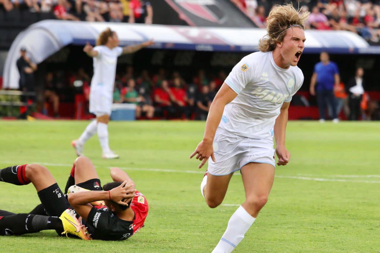 Pepo de la Vega festeja la apertura del marcador.