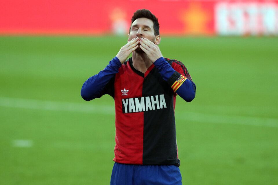 Messi homenajeó a Maradona tras marcar un gol pocas horas después de la muerte del astro.