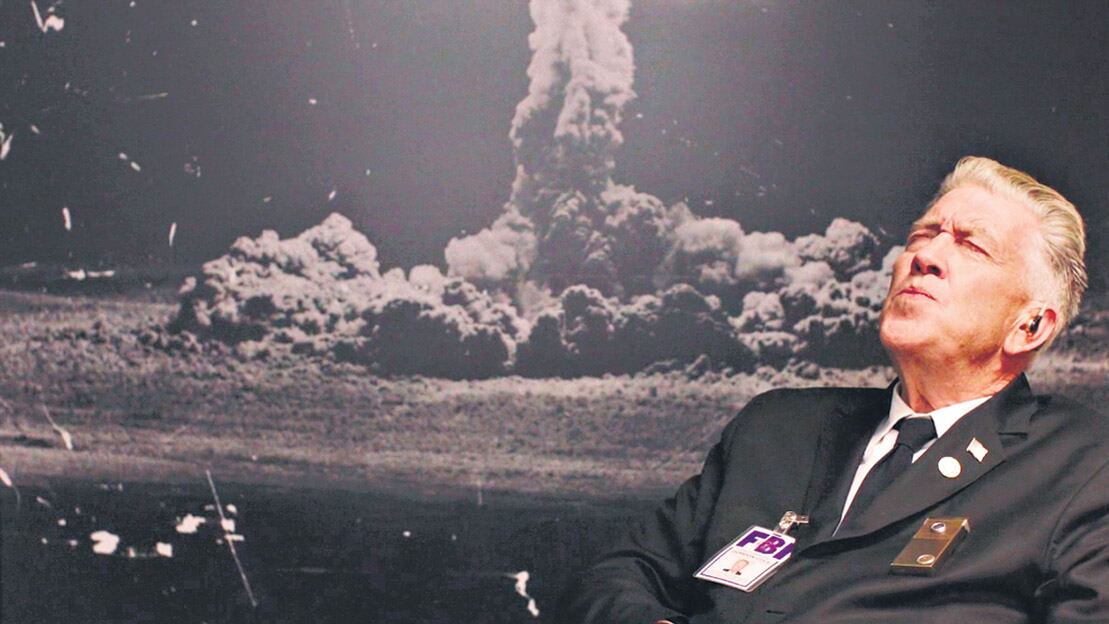 El director David Lynch en la piel del agente hipoacúsico del FBI Gordon Cole, frente a una pesadilla que puede hacerse realidad.