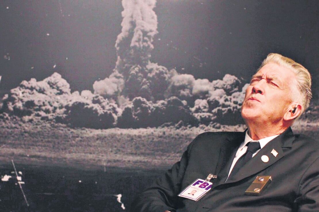 El director David Lynch en la piel del agente hipoacúsico del FBI Gordon Cole, frente a una pesadilla que puede hacerse realidad.
