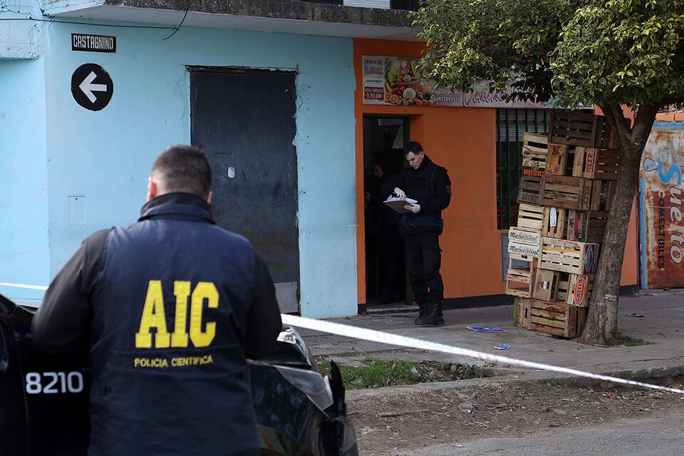 Policías trabajaban ayer frente a la verdulería de la víctima.