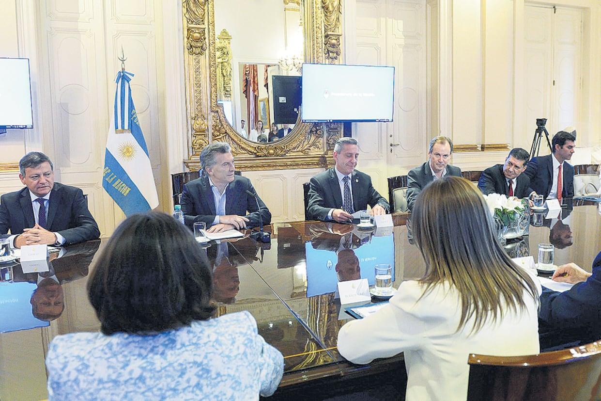 Mauricio Macri y parte de su gabinete con los gobernadores, en la reunión del último jueves.