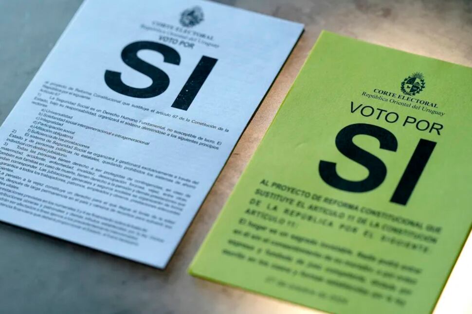 Las boletas para el doble plebiscito del domingo en Uruguay. 