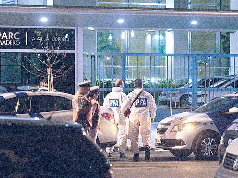 Los investigadores llegaron al departamento de Nisman cerca de la medianoche de aquel domingo.