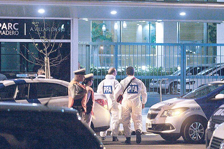 Los investigadores llegaron al departamento de Nisman cerca de la medianoche de aquel domingo.