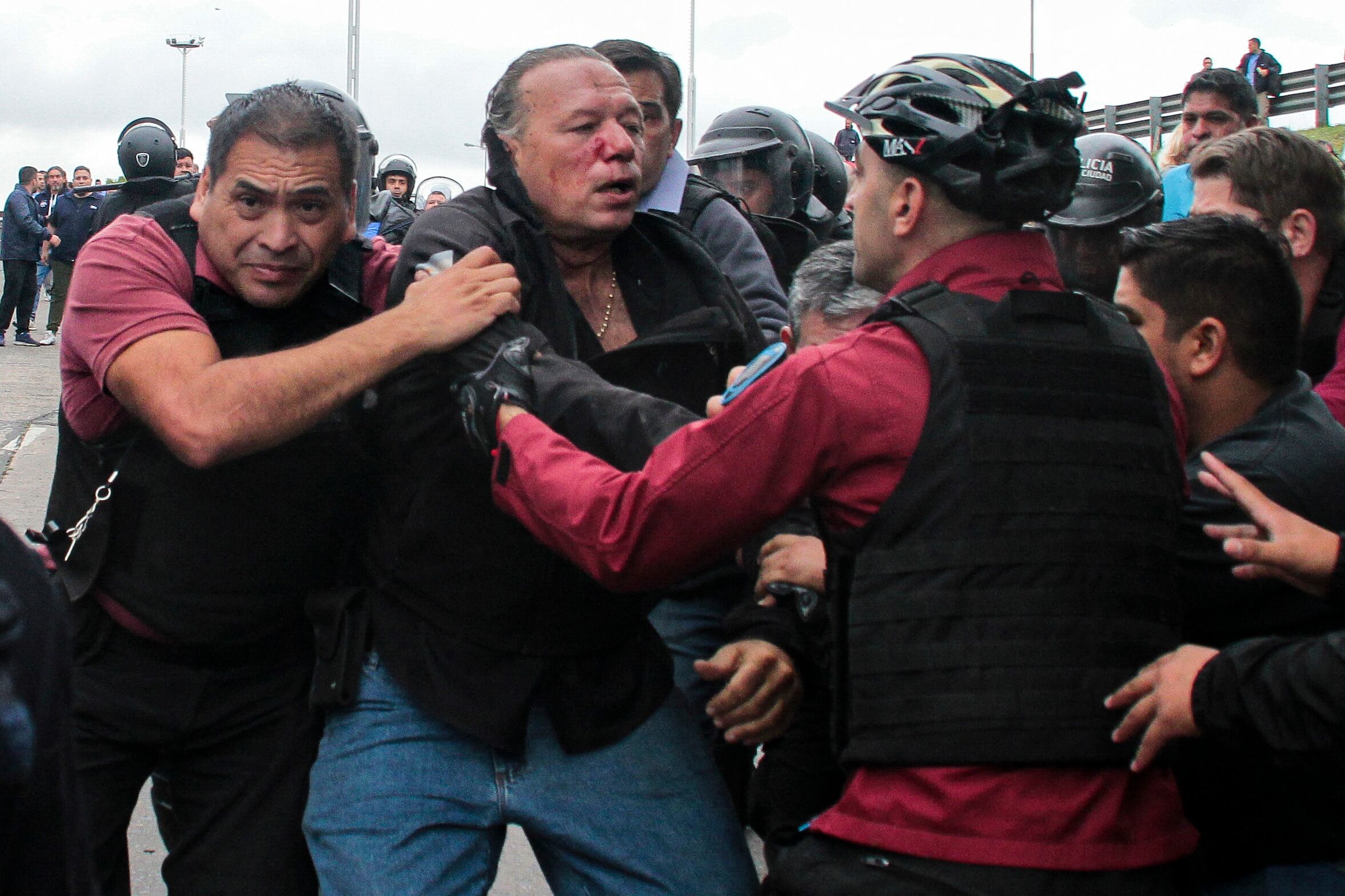 Sergio Berni luego de ser agredido a golpes en la protesta por el asesinato de Daniel Barrientos.