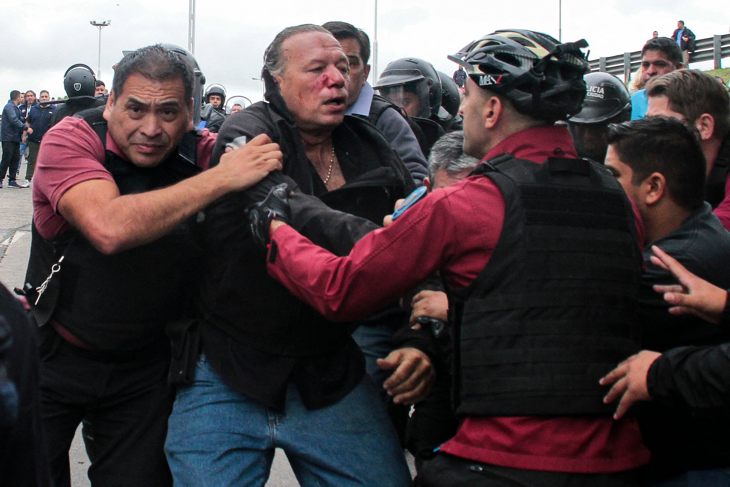 Sergio Berni luego de ser agredido a golpes en la protesta por el asesinato de Daniel Barrientos.