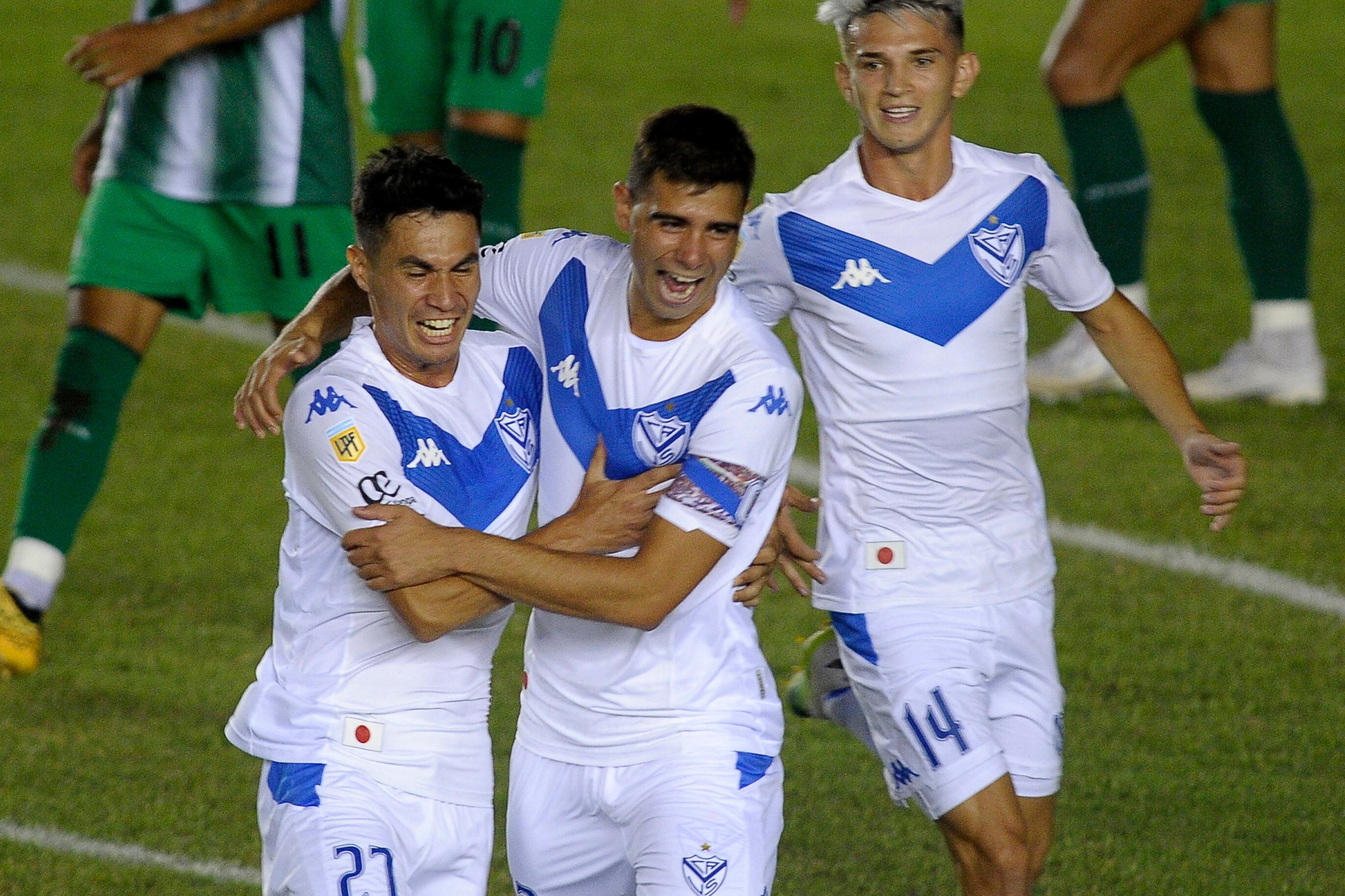 Los jugadores de Vélez festejan uno de los goles.