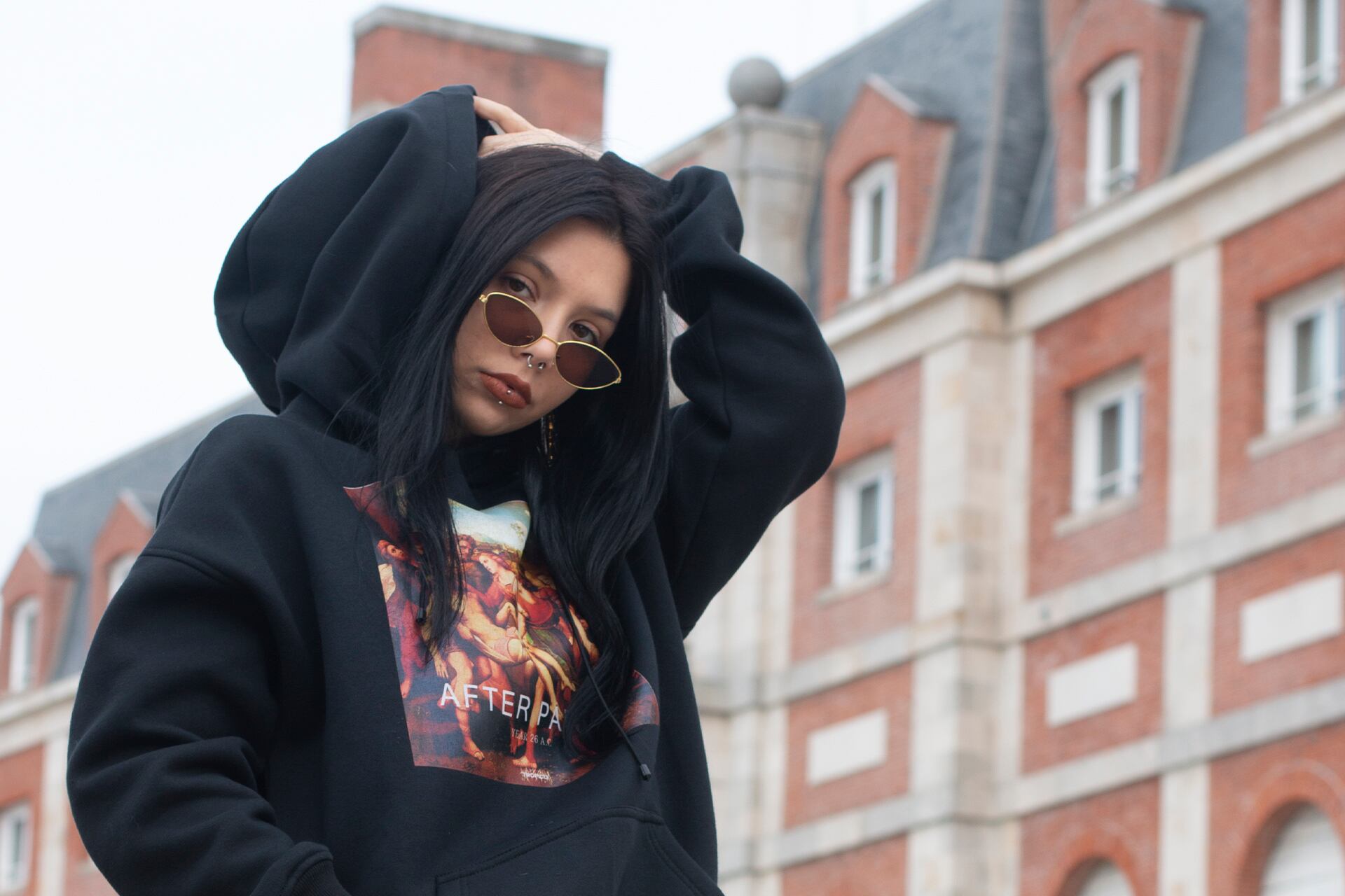 Juana estudió guitarra, batería, saxo, bajo, escribe poesías y cuentos, pero el nervio de sus temas está en el sentir de la calle. 