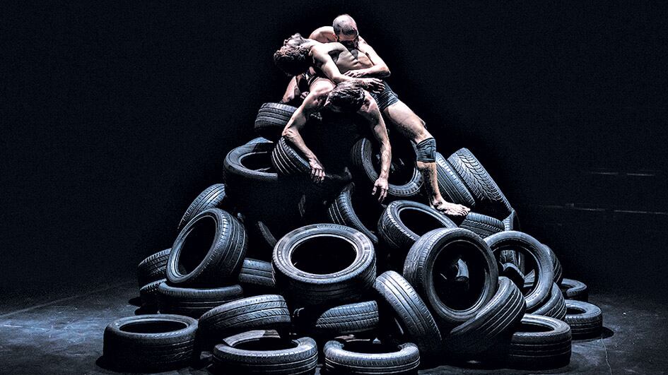 Noite, una obra que juega con los géneros e incluye el absurdo y la parodia.