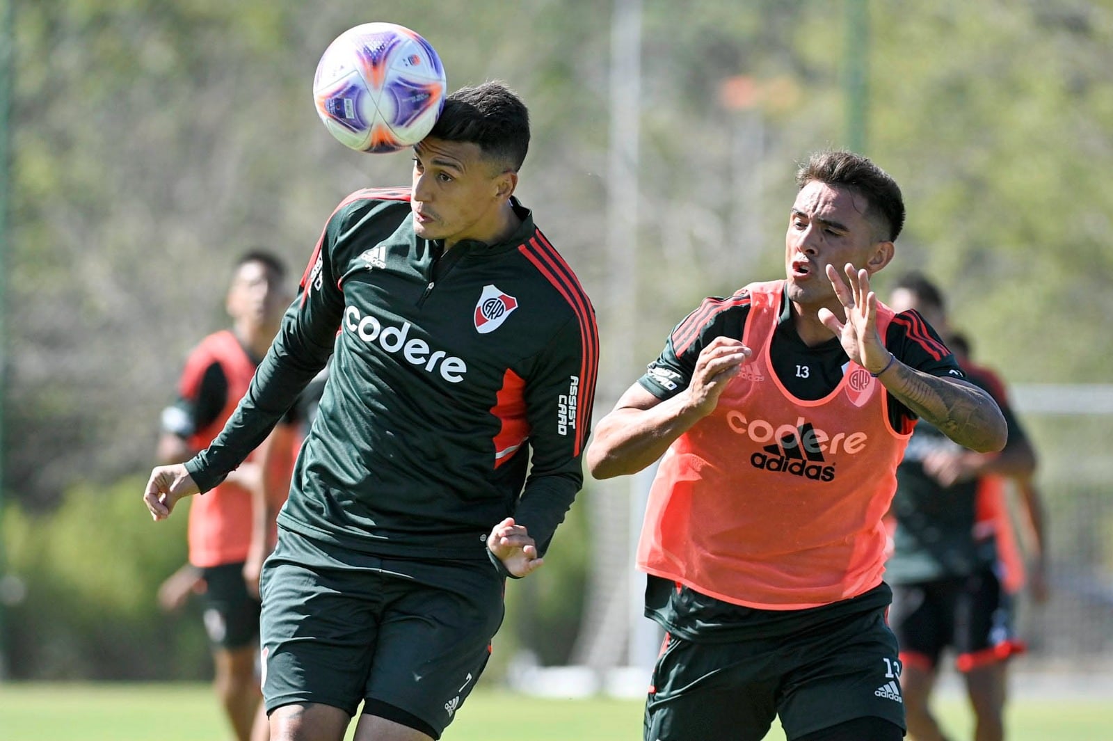 Matías Suárez cabecea durante la práctica